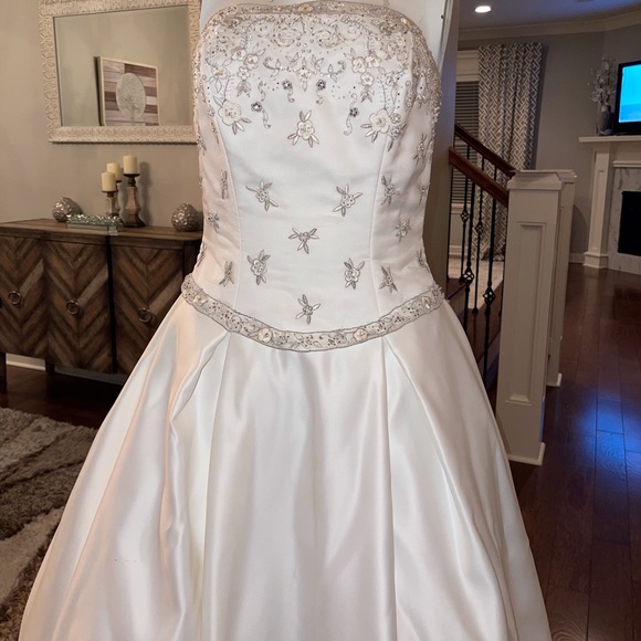 Wedding dress with built in bustle and matching wrap.  Off white, US Size 8 - Picture 7 of 16